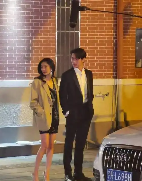 杨幂深夜街头拍戏,穿亮片超短裙秀长腿,35岁还能和小鲜肉演情侣