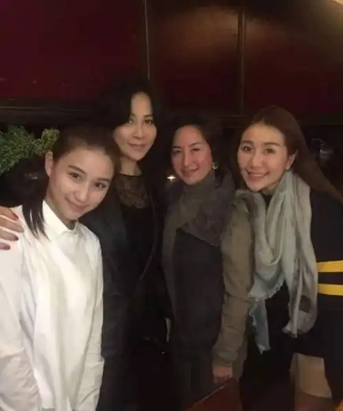 何超莲又同框刘嘉玲,精致五官撞脸年轻时的二房女儿,曾致敬赫本
