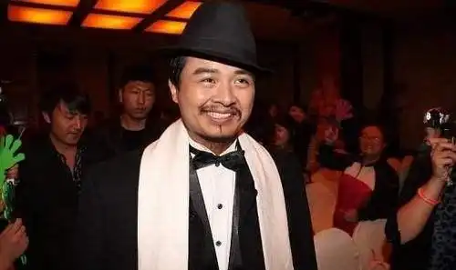 因酷似周润发被人熟知,曾参演让子弹飞,片场连发嫂都认错人