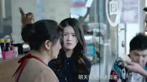 蓝色生死恋赵露思帮哥哥还债,直接甩银行卡,霸气

