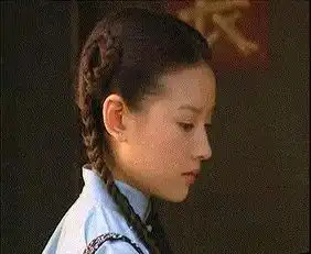 时光积淀下的董洁清冷民国女神到温和从容的母亲
