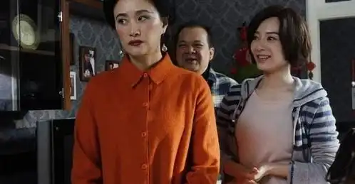 婆婆每天买10个鸡蛋,做菜不用,儿媳生疑中午回家,推开门懵住