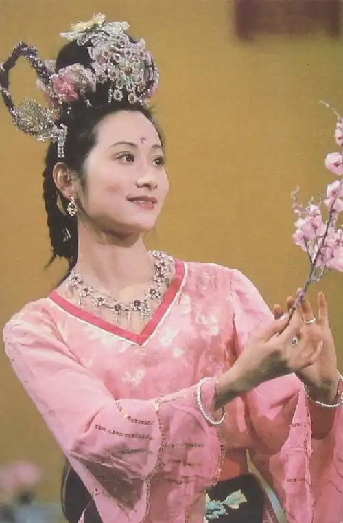 西游记珍贵剧照本是妩媚柔情的女妖精,却因唐僧被猪八戒打死
