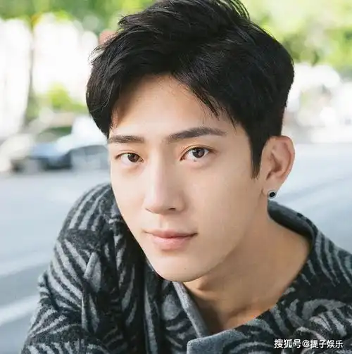 他是真正寒门出身的明星,出生20天就被抛弃,奶奶捡破烂把他养大