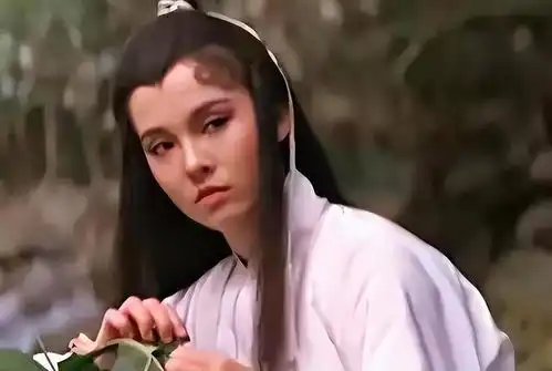 回顾在丈夫葬礼上哭到昏厥的翁静晶,二婚嫁到赌王家后怎样了
