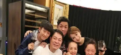 当年利用父亲挤走杨紫,如今家有儿女再聚首,却无一人请她来
