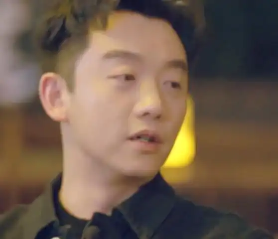 郑恺为女儿办百日宴,苗苗打扮的低调简朴,郑恺与爱妻现场秀恩爱