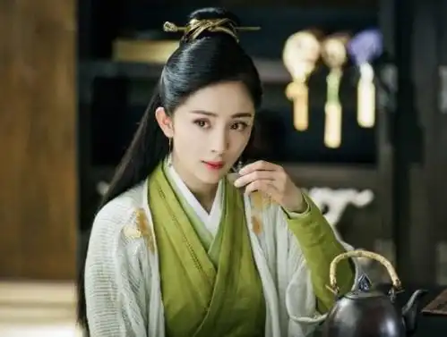 2018年赵丽颖杨幂人红作品多,但获奖的却是只有一部作品的她
