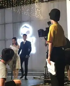 倾城时光最近路透照,赵丽颖造型美如画,金瀚西装大长腿帅呆
