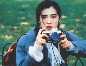 王祖贤多年前旧照曝光,却被身边小记者抢镜
