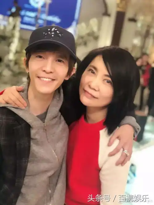 柴智屏晒郭敬明和新流星花园剧组合照,小四的脸也崩了
