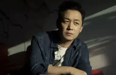 41岁董洁新剧婚纱造型曝光被男演员搂抱一脸娇羞,网友评论太难听
