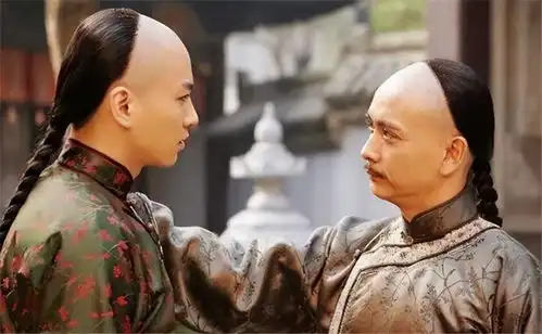 乔家大院那么富有,为什么日军不敢抢你看看乔家门口挂的啥
