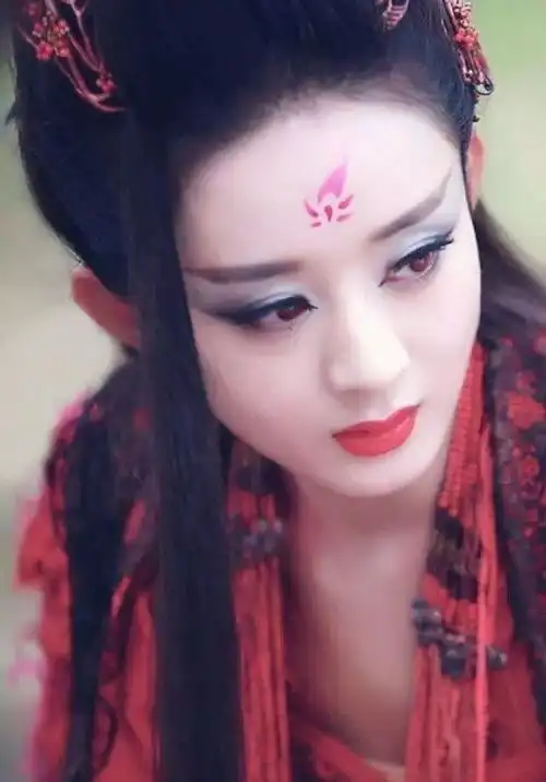 赵丽颖因维护好友面子被李湘嫌弃话多,还说她不懂事
