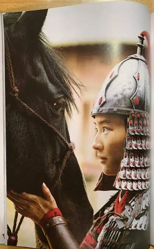 花木兰剧照泄露,糙汉子把人丑哭,刘亦菲的大波浪是认真的吗
