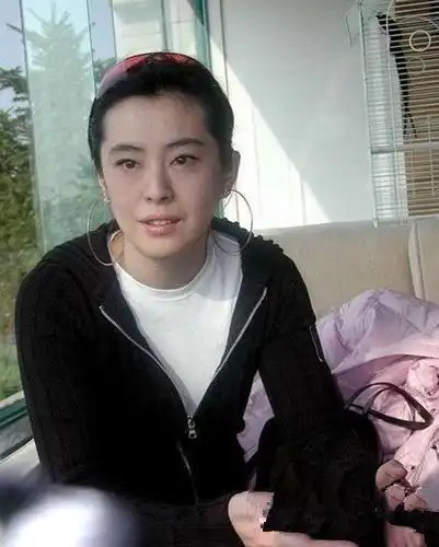 听了王祖贤在父亲葬礼上说的这句话,终于明白她为什么不原谅齐秦
