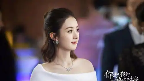 你和我的倾城时光赵丽颖的雨衣造型很独特,令人眼前一亮
