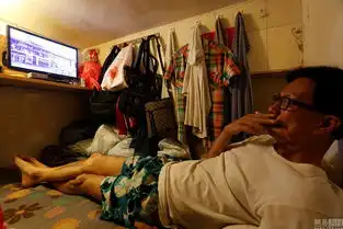 香港蜗居族棺材房仅能放下一张床
