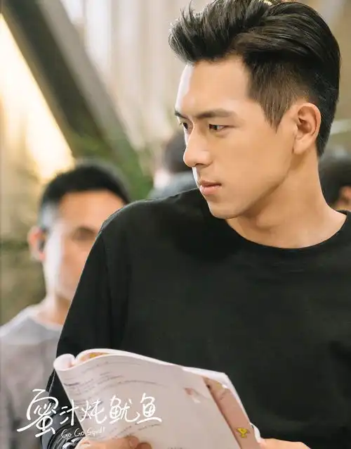直男教科书看李现如何穿出五彩斑斓的黑
