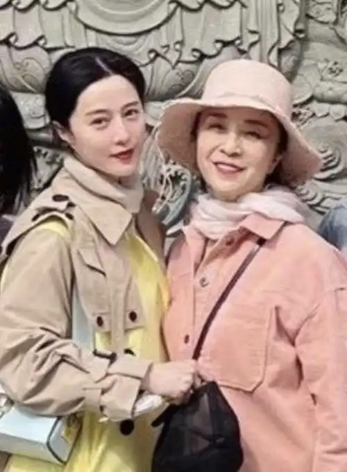 范冰冰现身普陀山拜佛,母女罕见同框,妈妈保养得当显年轻
