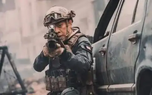 百亿影帝张译自降片酬也要与吴京合作,出演八佰网友鸣不平

