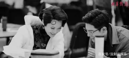 许晴与肖战演情侣,两人双手紧握深情对视,穿紧身旗袍秀细白长腿
