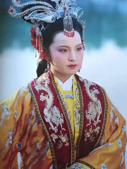 贾元春端午节赐礼,果真是听了王夫人的话吗其实是宝钗身份特殊
