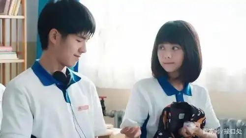 如果一个同桌有这四种表现给你,初中女生会是请注意
