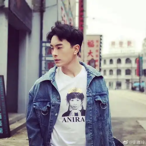 刘嘉玲看来对这张小时候的照片很满意