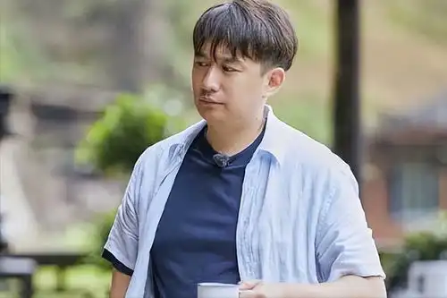 伸舌头嘴亲肿忘年吻,这些中老年演员拍吻戏,个个辣眼睛
