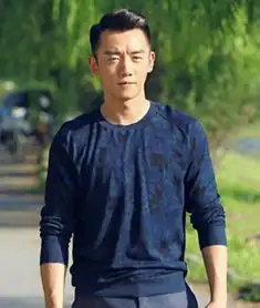 郑恺新恋情曝光,与芳华女主深夜吃火锅,后一起回公寓