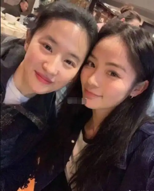 刘亦菲淡妆出席花木兰杀青宴皮肤白皙红唇冷艳迷人
