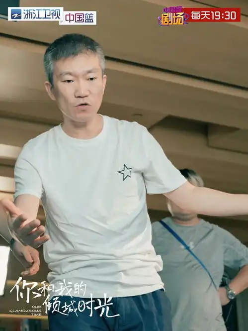 周一围惊喜回归中国蓝剧场赵丽颖刻意扮丑只为倾城一效
