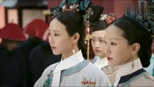 如懿传嘉妃给丽心家乡带的法宝,丽心办事时,被如懿抓个正着
