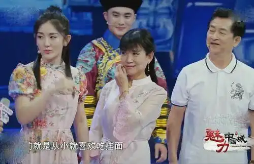 谢娜晒照为母亲庆生,谢妈妈状态年轻,母女容貌相似像姐妹
