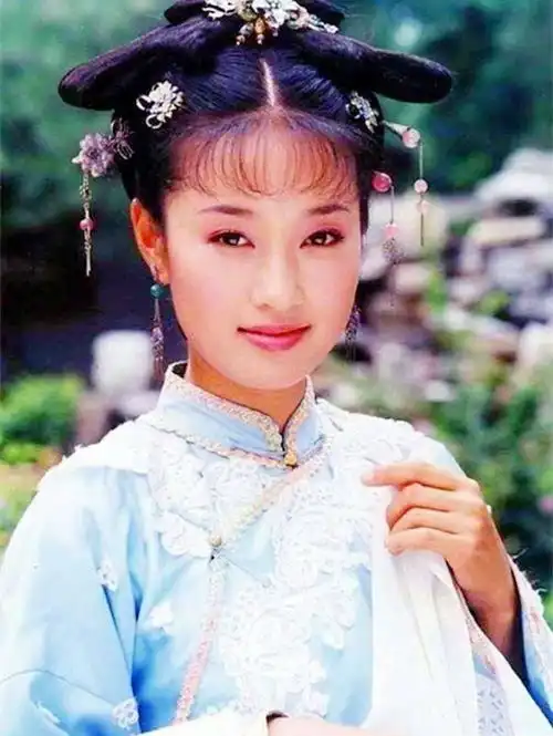 马伊琍新剧又扎长发马尾,没有空气刘海更高级气质,美得焕然一新
