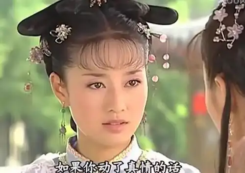 马伊琍新剧太吸睛46岁一袭精致连衣裙齐刘海,红唇满满的娇羞
