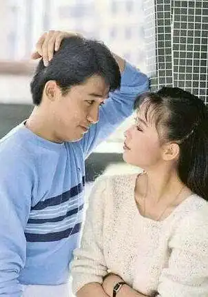 梁朝伟刘嘉玲年轻时合影曝光,时光荏苒间有如穿梭时空