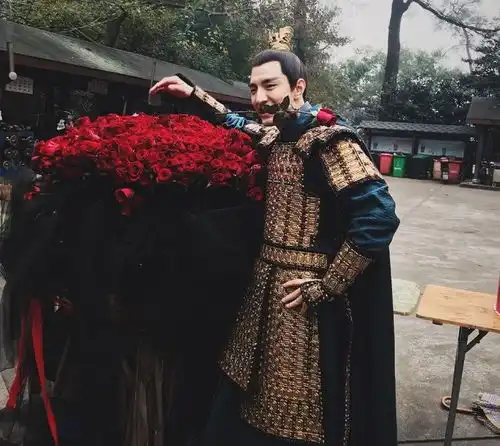 罗晋刚结婚就复出拍戏,金瀚晒出两人剧照,牵着小手难舍难分