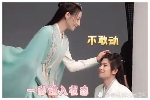 与君初相识超甜的海报花絮,任嘉伦像个乖宝宝,热巴在害羞偷笑