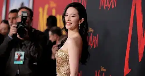 女人不怕老刘亦菲穿露肩裙,与57岁温明娜同框,差点输了气质
