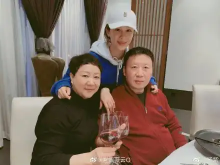 杨紫发童年照为妈妈庆生,从小住豪宅坐豪车,杨妈妈年轻时太时髦
