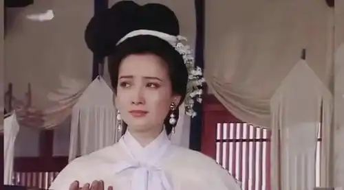 80年代,何晴在三国演义演小乔的剧照,梨花带雨美得让人心醉
