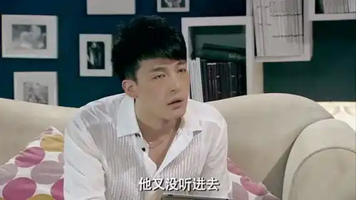 爱情公寓子乔为了明白自己与李察德的不同,各种扮演李察德
