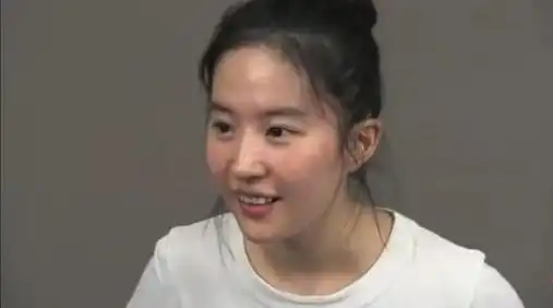 花木兰花絮刘亦菲纯素颜试镜,下飞机连试四场戏都不累
