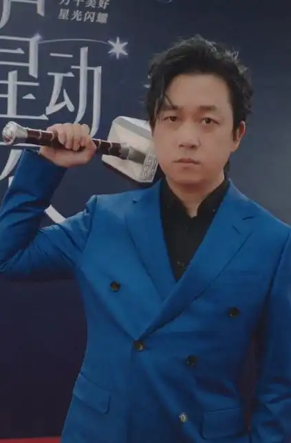 潘粤明身材消瘦,大眼袋滤镜都遮不住,前妻董洁欲翻身遭抵制
