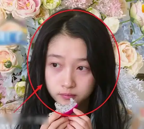 王牌6全员坐在沙发上,关晓彤的特殊坐姿成亮点,是否尊重导演很显然