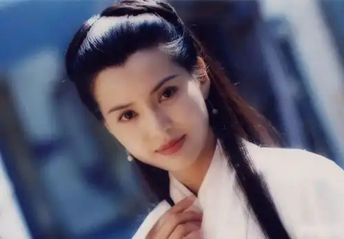 25年不见,小龙女李若彤有腹肌了
