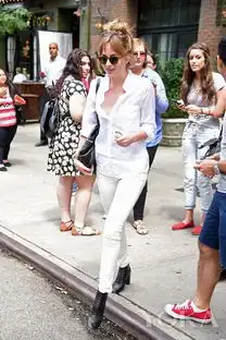 星二代穿衣有道五十度灰女主dakotajohnson街拍
