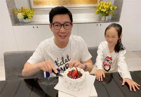 品冠晒照庆祝48岁生日,与妻子脸贴脸恩爱同框,一对子女超像爸
